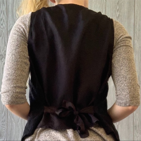 Black vest with silk floral details - Picture 4 of 7